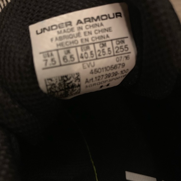 UNDERARMOUR UA Men’s “Kick Sprint” Spike Sneakers! - Picture 4 of 4